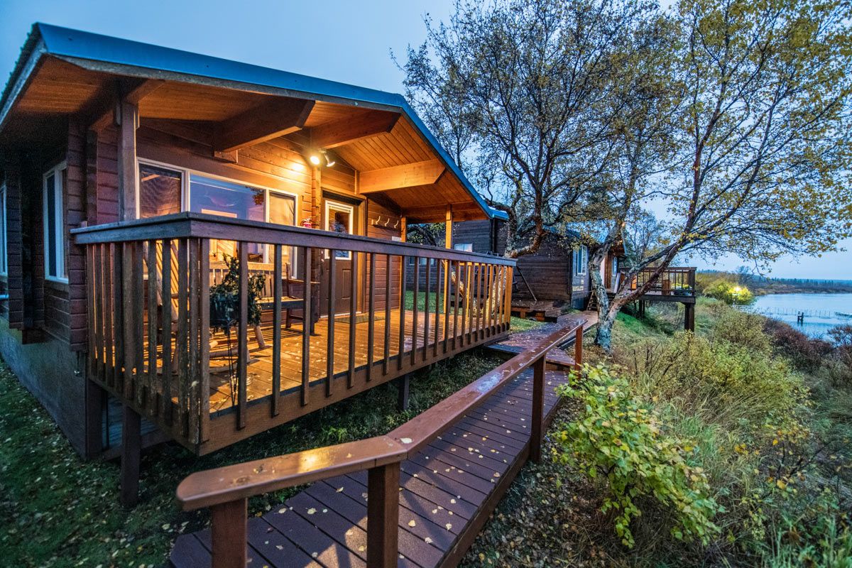 NoSeeUm Lodge riverside guest cabin